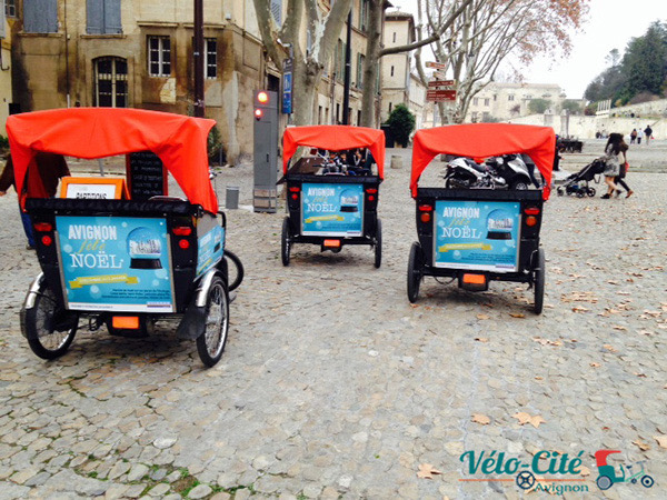 Habillage publicitaire d’un vélo-taxi à Avignon
