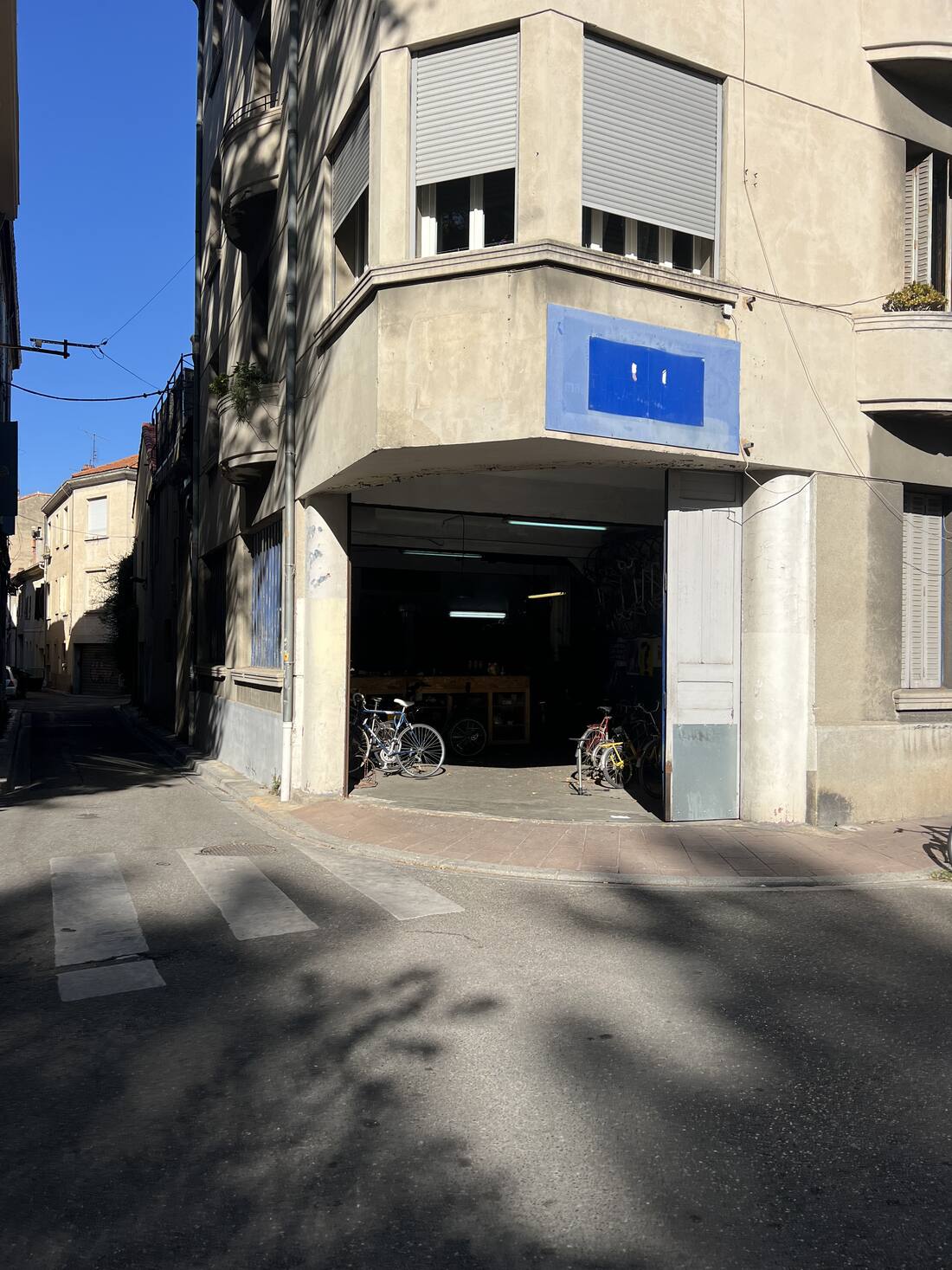 Devanture de l’atelier Vélo-Cité, 44 rue Guillaume Puy à Avignon
