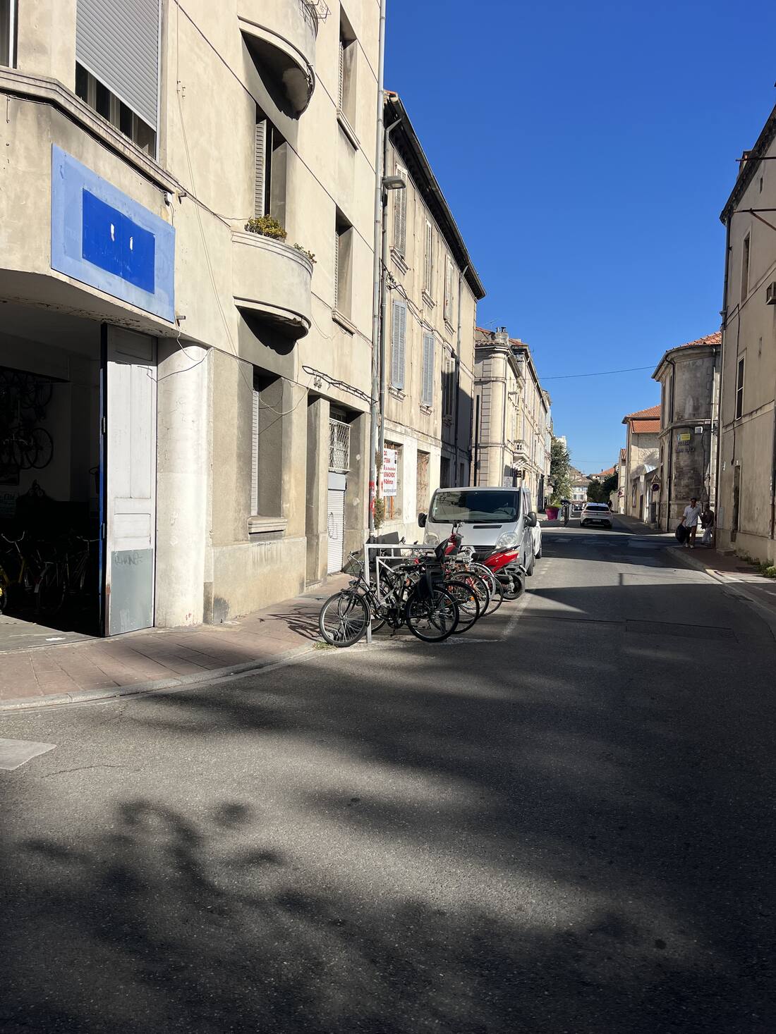 L’atelier Vélo-Cité vu depuis la rue Guillaume Puy, vélos garés devant