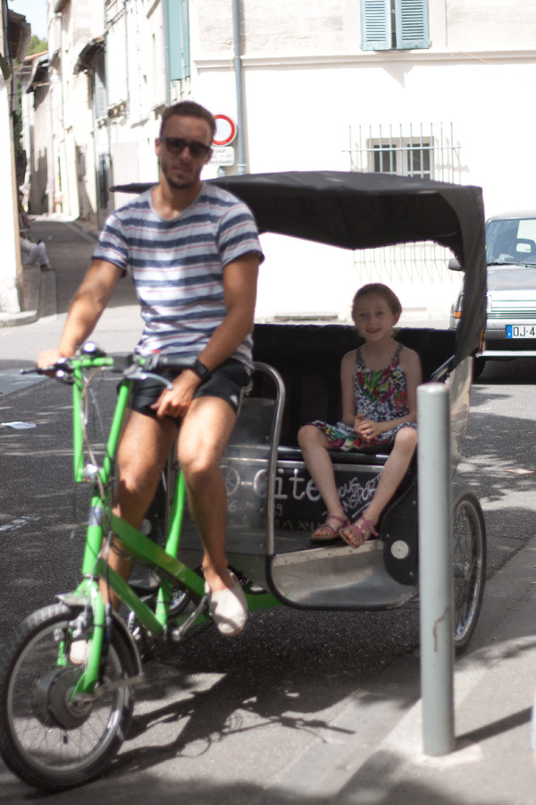Vélo-taxi de Vélo-Cité dans les rues d’Avignon